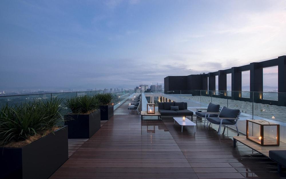 Hotel Alila Bangsar Kuala Lumpur Exteriér fotografie The rooftop bar at the hotel